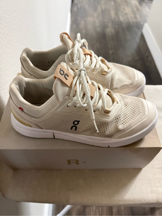 On Clouds Shoes - On The ROGER Spin Tennis Sneaker - Dew/Savannah